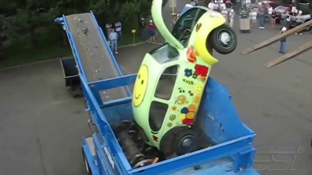 Carro Sendo Triturado. Impressionante