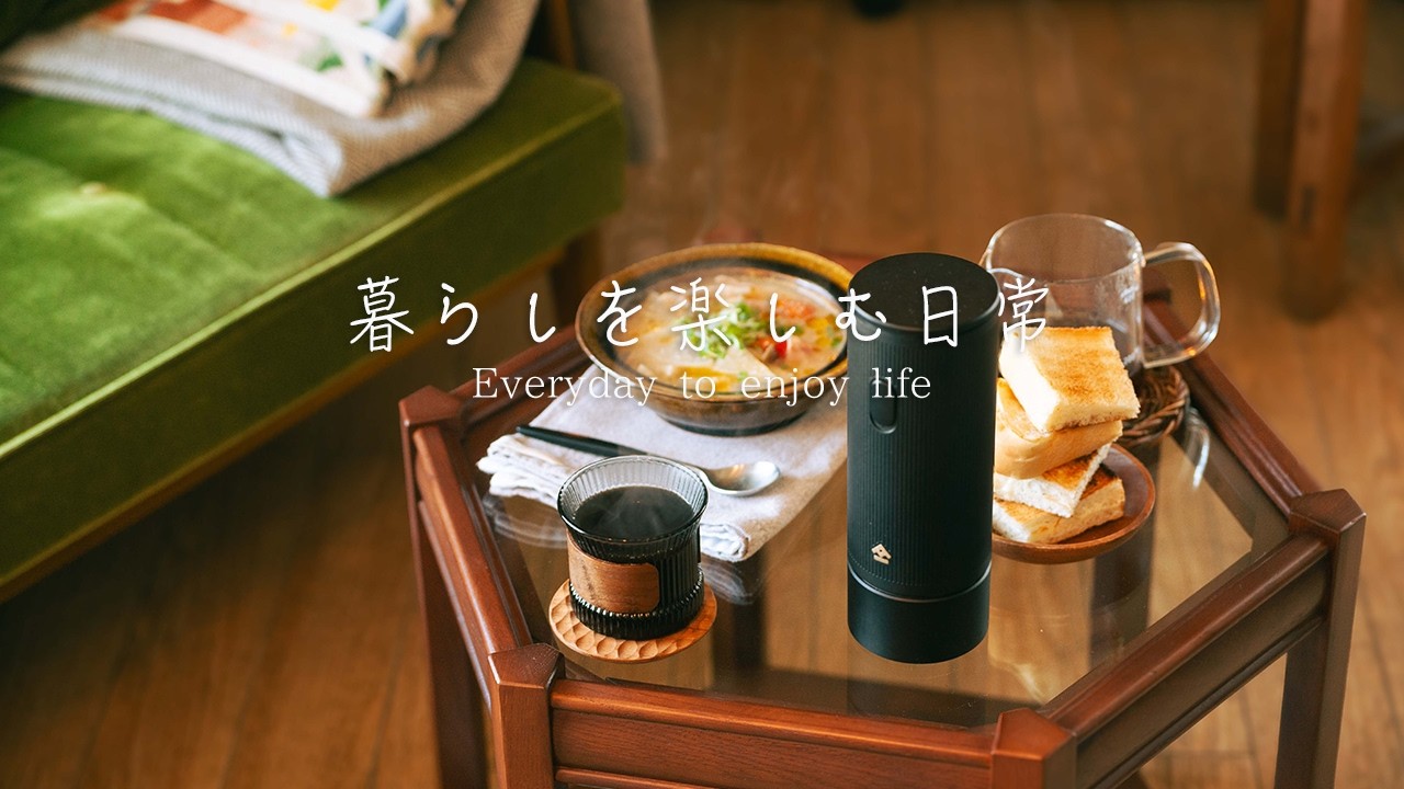 パンとスープの温かい朝食と幸せなコーヒーの時間。一人暮らしを楽しむ休日。