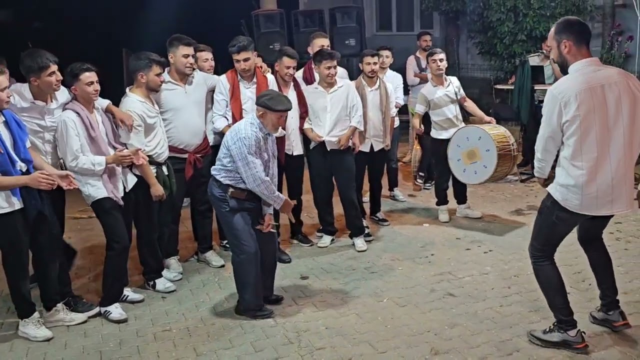 DEMİRCİ'nin RAHMANLAR KÖYÜNDE HACI NAZLIM SÖNMEZ TORUNU ALİ'NİN DÜĞÜNÜNDE OYNUYOR 05-07-2025