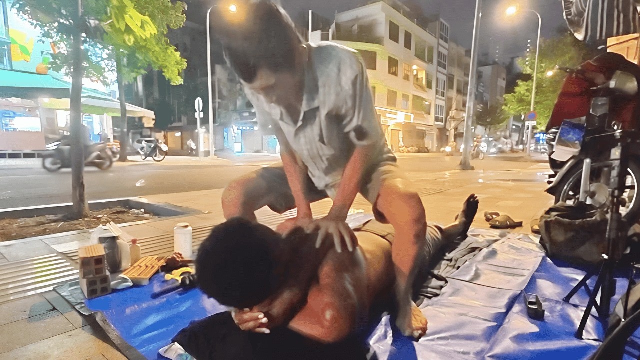 💆‍♂️ Legendary Street Massage with Cupping by Local Master Melted My Stress – Ho Chi Minh 🇻🇳