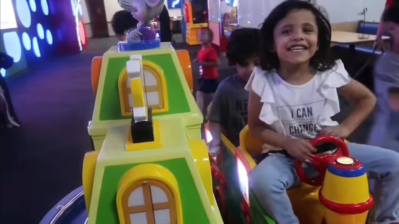 بخيته تتحدى الاطفال في الملاهي !