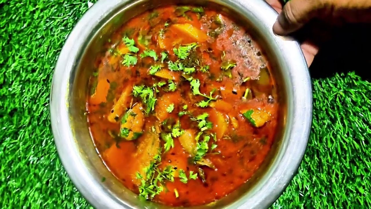 মজাদার নতুন আলু দিয়ে শিং মাছের পাতলা ঝোল।