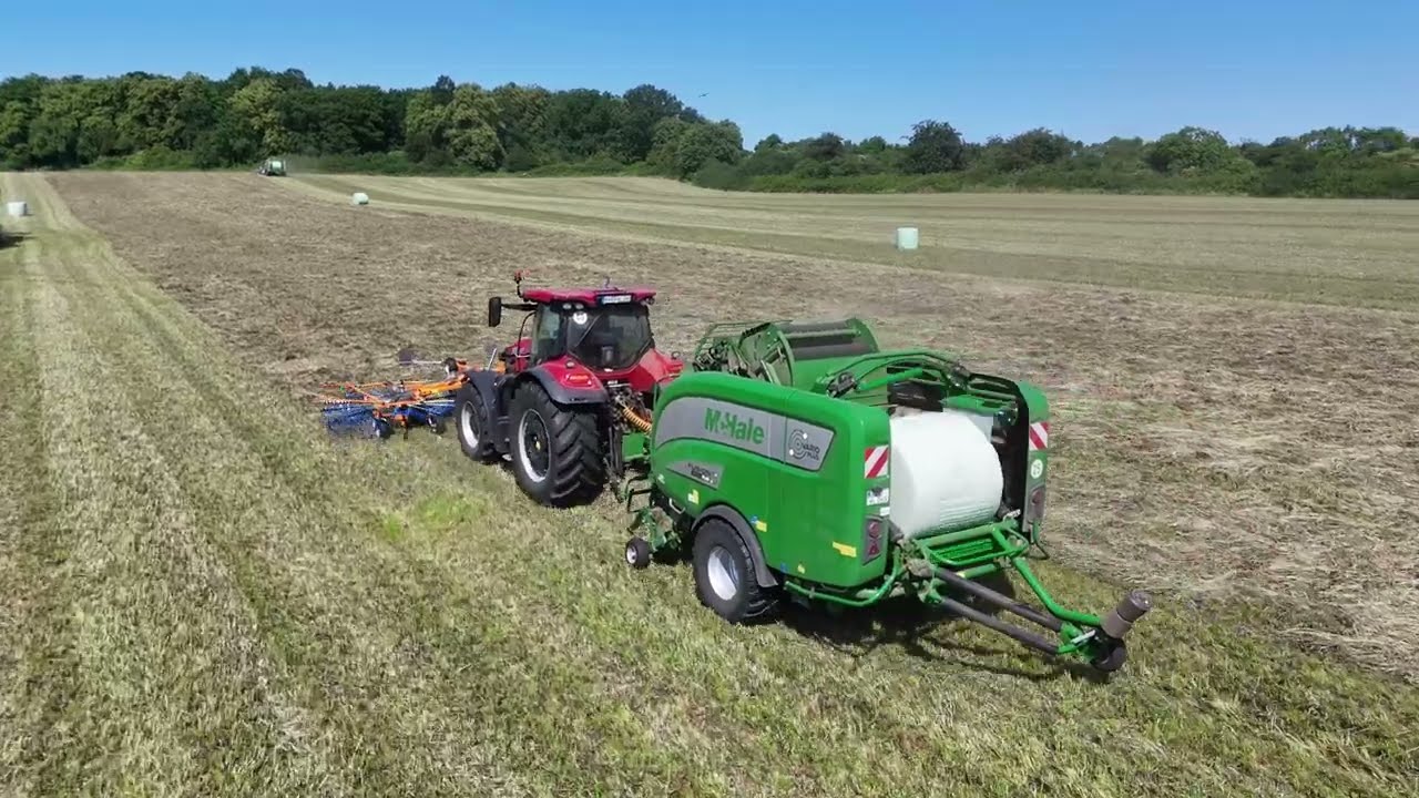 Silage Ballen 2025 Schwaden, pressen, wickeln in einem Arbeitsgang. Front Schwader Rake