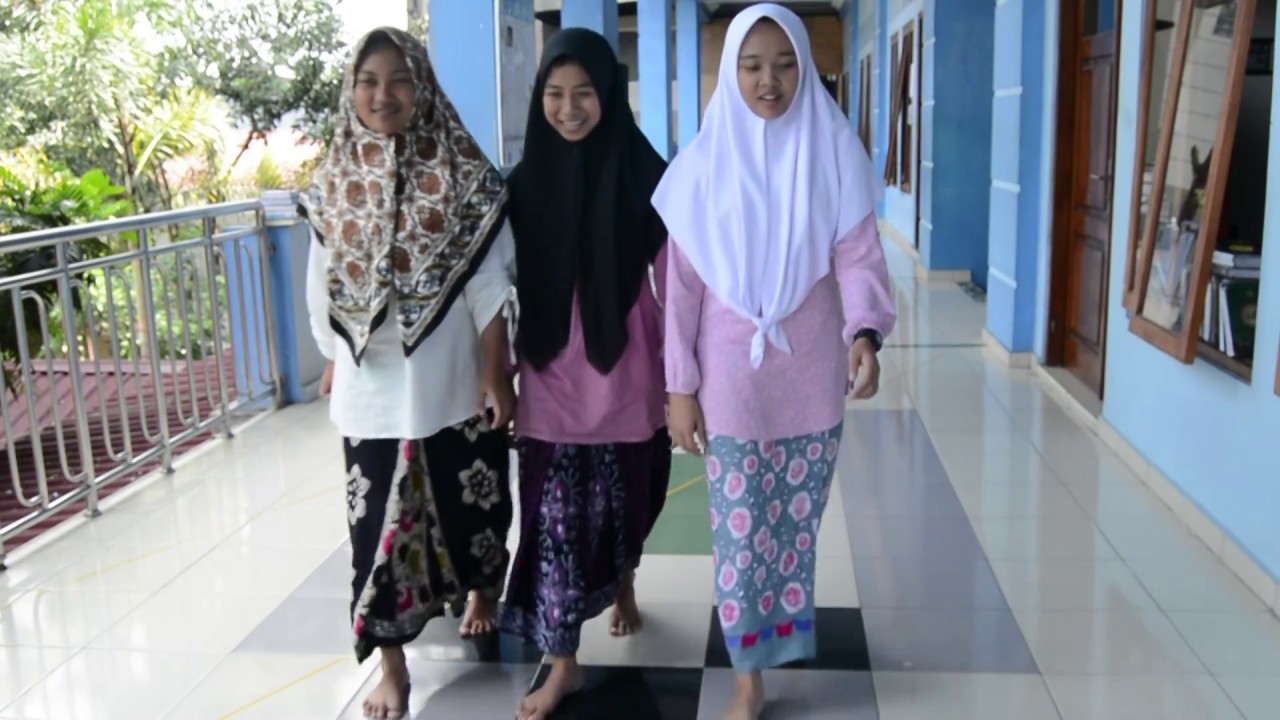 TUTORIAL MEMAKAI SARUNG ALA SANTRI | SYUBBANUL WATHON API ASRI