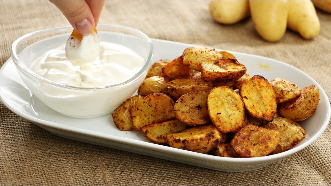 Knusprige Potato Wedges aus dem Ofen mit Sour Cream Sauce - knusprige Ofenkartoffeln mit Schale