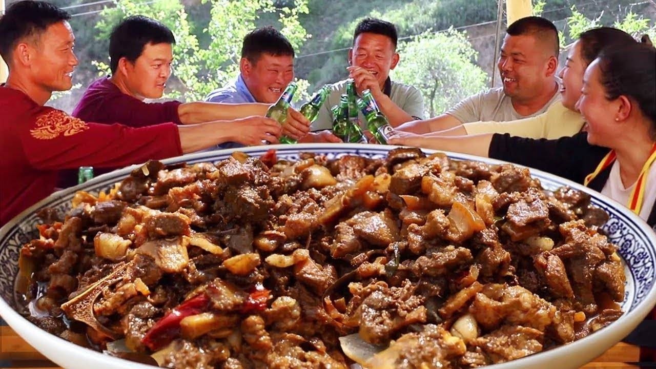 兄弟俩上霞姐家，帮宰肥猪做杀猪菜招待亲朋，有说有笑吃真香！【黄土兄弟】