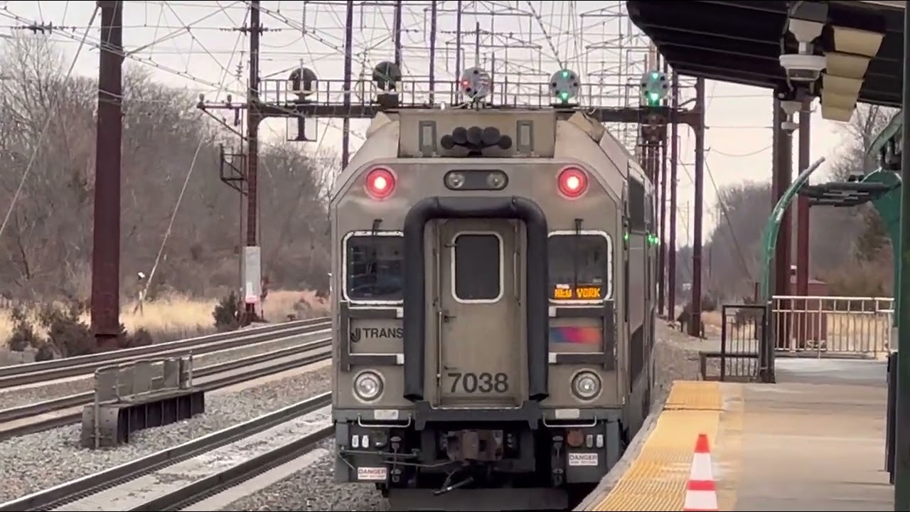 NJT and Amtrak Afternoon action at Edison, NJ 1/9/26