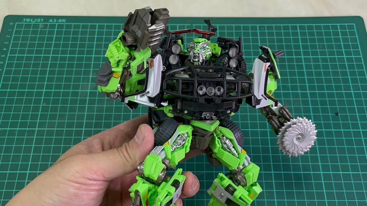 Transformers Masterpiece MPM-11D Dark of the Moon Autobot Ratchet (Robot mode to Ambulance mode)