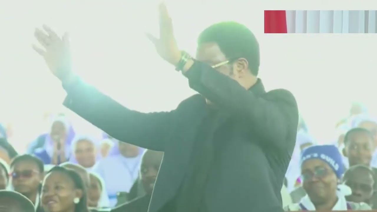 Shangwe Zaibuka kwenye Mazishi ya Kardinali PENGO alipo tambulishwa Dk Mpango na Waziri mkuu staafu.