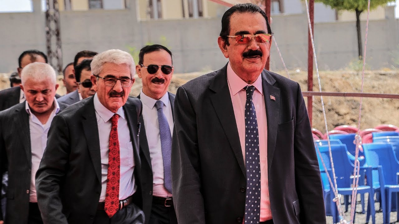 İskender Axa (Ertuş) Yeğeni’nin Düğünü Misafirleri Selamlıyor