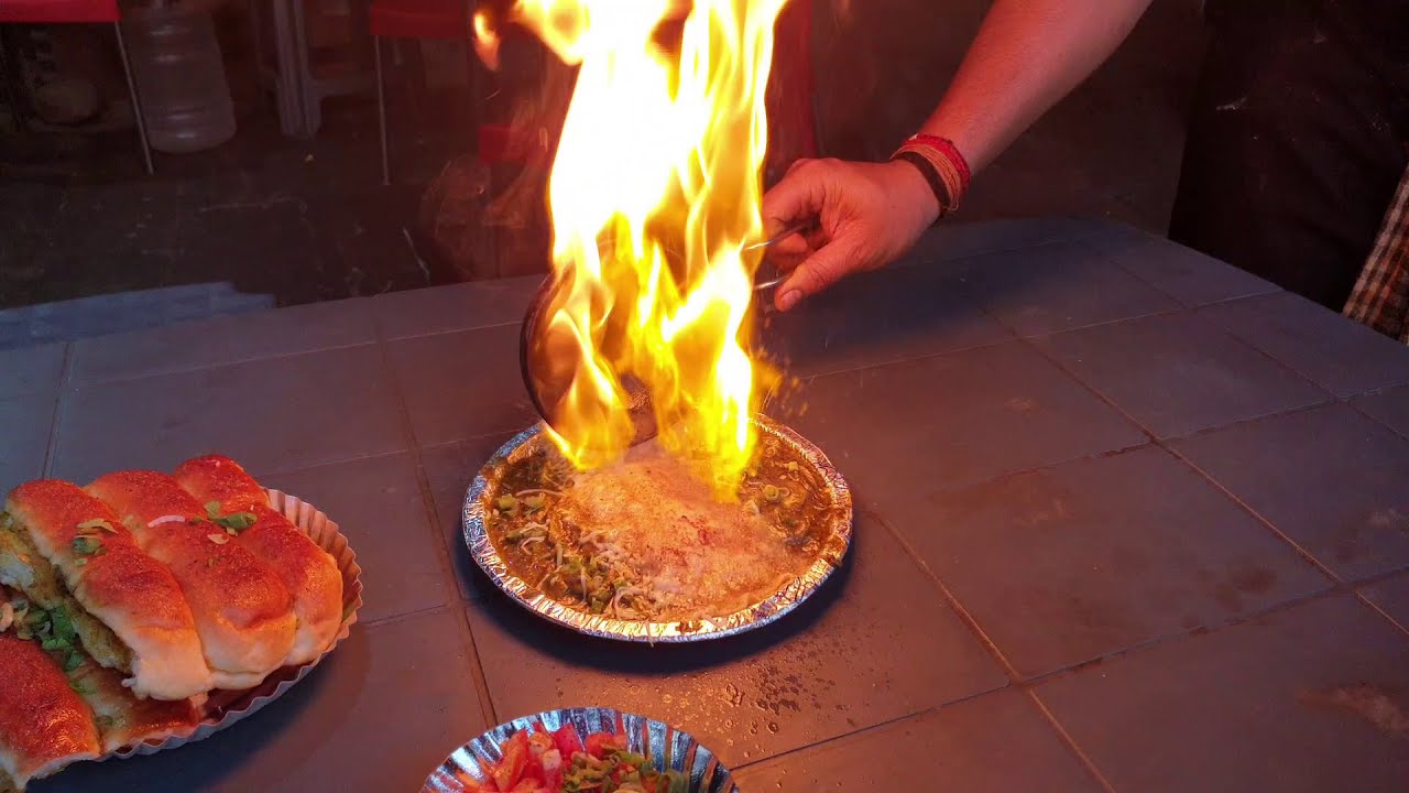 Skilled OMELETTE WALA of SURAT CITY | Tadke Wali Egg Curry @ Rs.250* | Indian Street Food