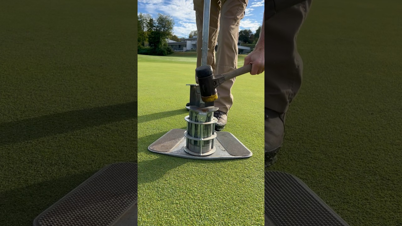 Was wird hier gemacht? 👀 Richtig - Lochstechen auf dem Gr&uuml;n. ⛳️ #heitlinger #greenkeeper