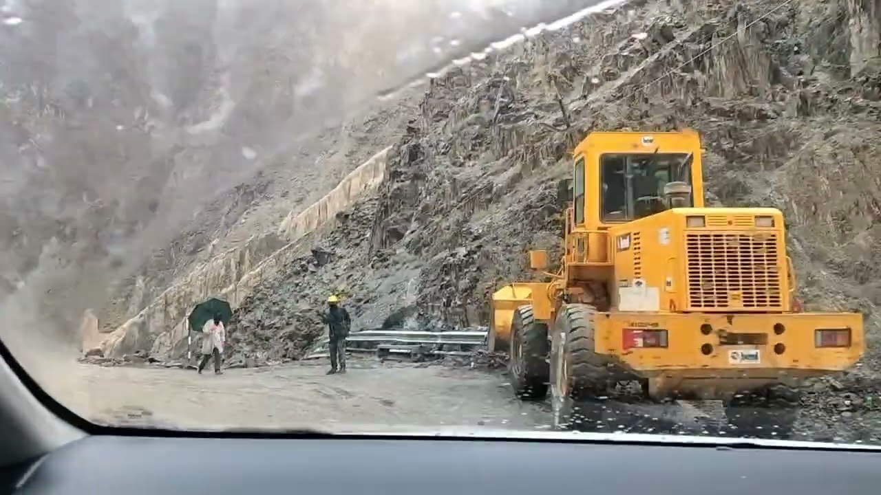 New update lamayuru road.#travel #ladakh #mountains #snow #kargil #truckdriver 🤲🙏❤️😱