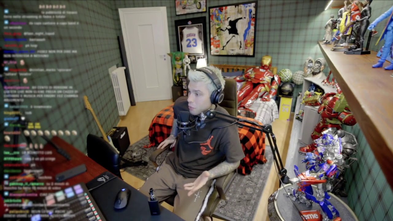 Fedez annuncia che prender&agrave; lezioni di chitarra da David Carelse