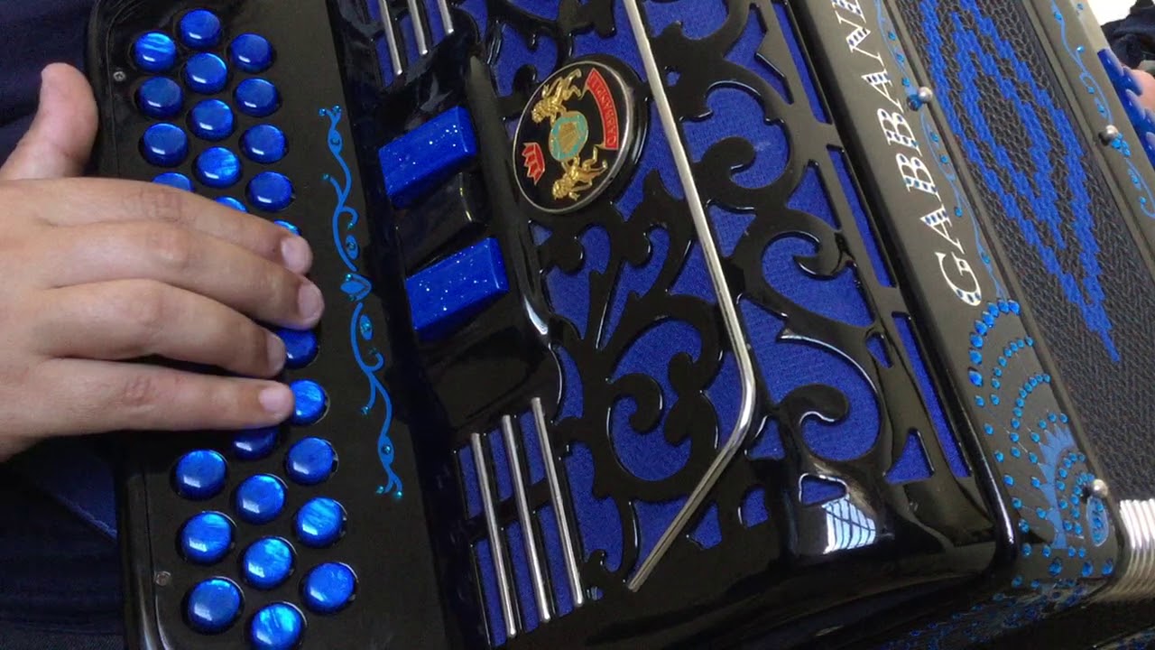 Mujer paseada - Ramon Ayala - LA# en acordeon de FA