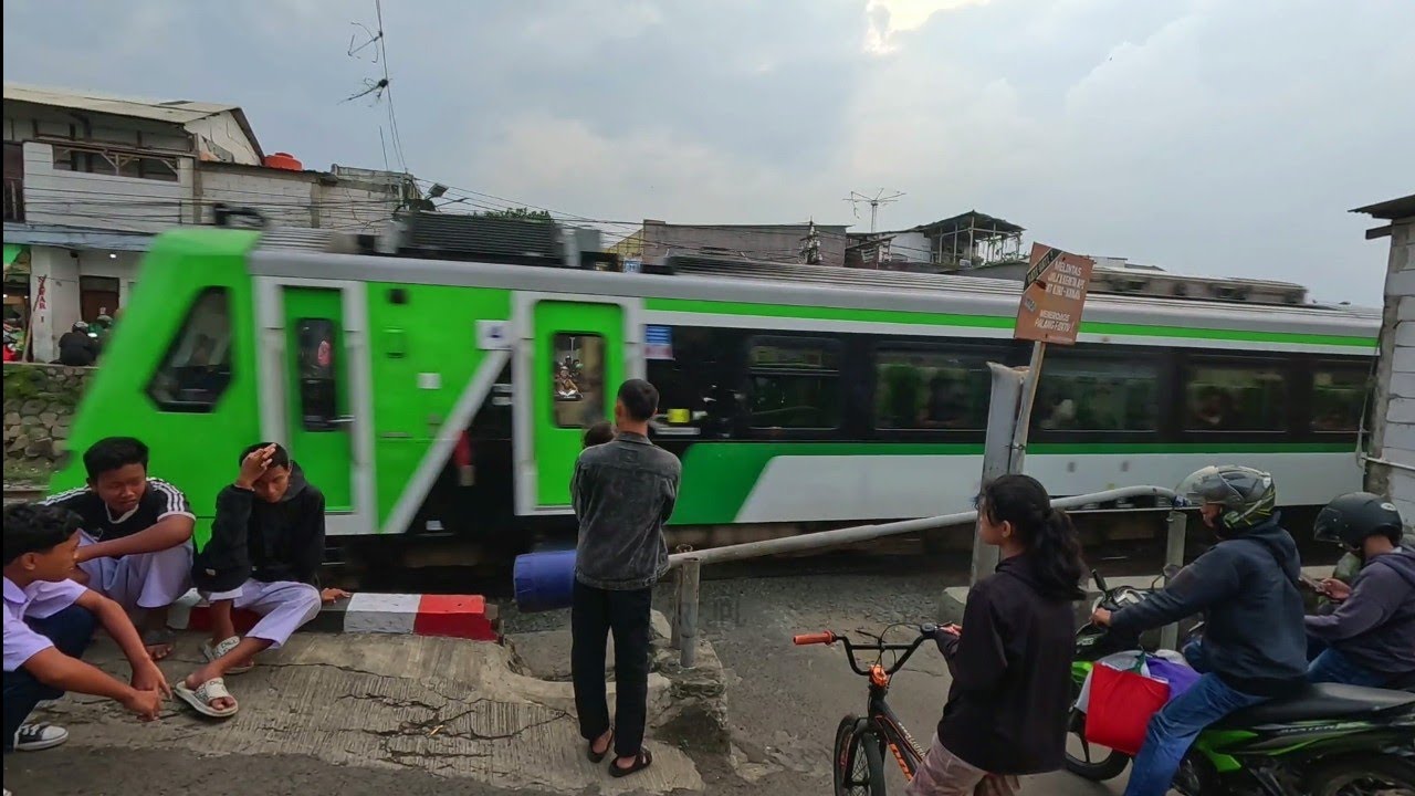 Kereta Api Ulat Hijau Saling Berpapasan