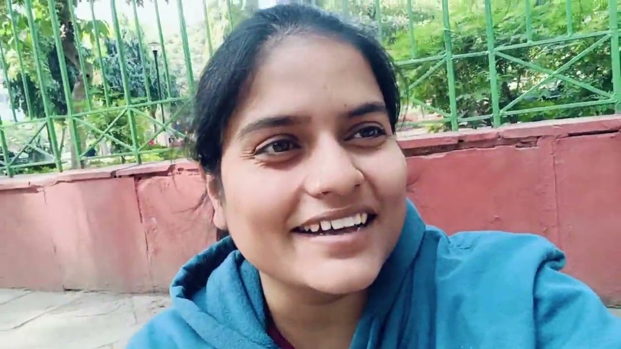 Sarojini market me bahut bhid thi🥲