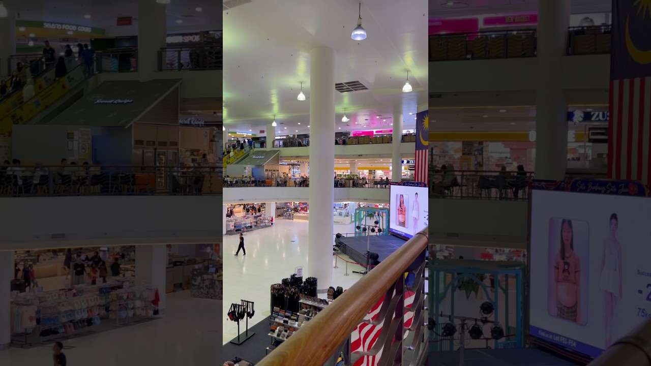 Suasana dalam Mahkota Parade Mall Melaka