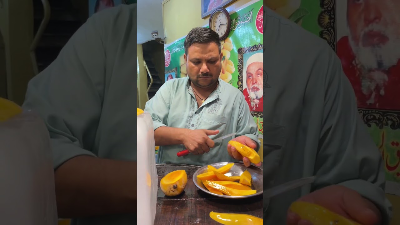 Roadside Mango Seller from Lahore #pakistanistreetfood #fruitcutting #lahorestreetfood