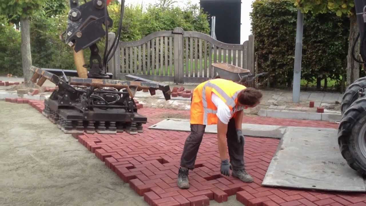 Machinaal straten in Stellendam (Lindeloof BV)