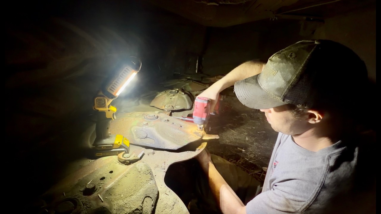 Equipment maintenance and changing blades on discbine