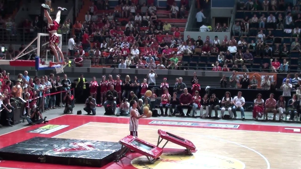 Dunking-Devils Basketball-Akrobaten- beim FCBayern Basketball