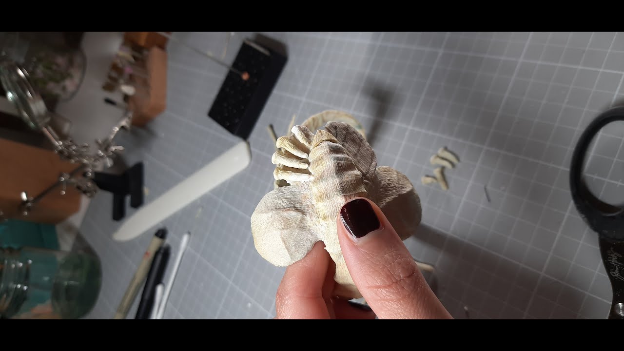 Facehugger made from paper timelapse