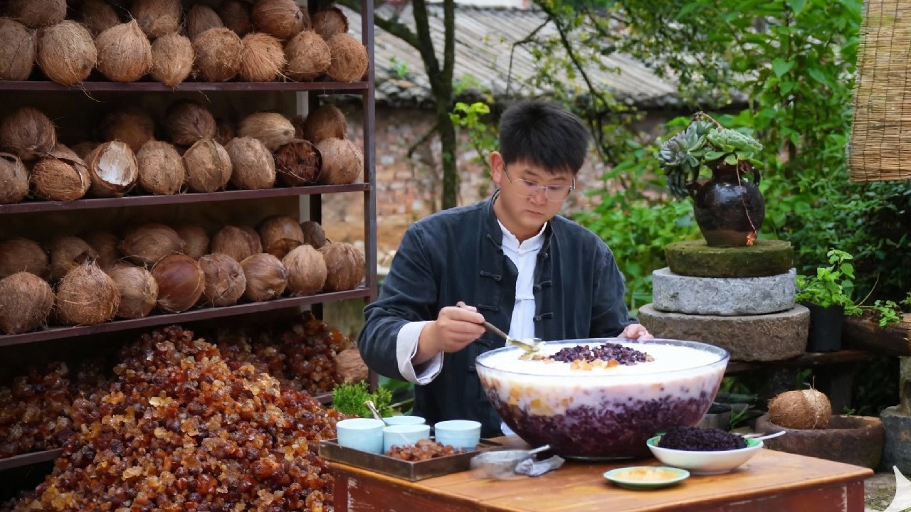 Ancient Wisdom in a Bowl: The Art of Simmering Peach Gum with Purple Rice for Health.