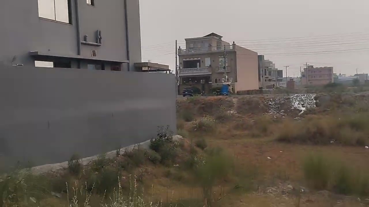 10 Marla plot sale . Block M.Out class location.lda avenue 1 #03004414648