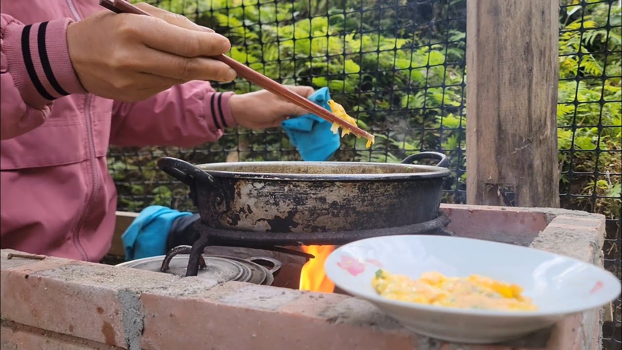 A Simple Farm Day | Feeding Chickens, Cooking and Sharing a Meal