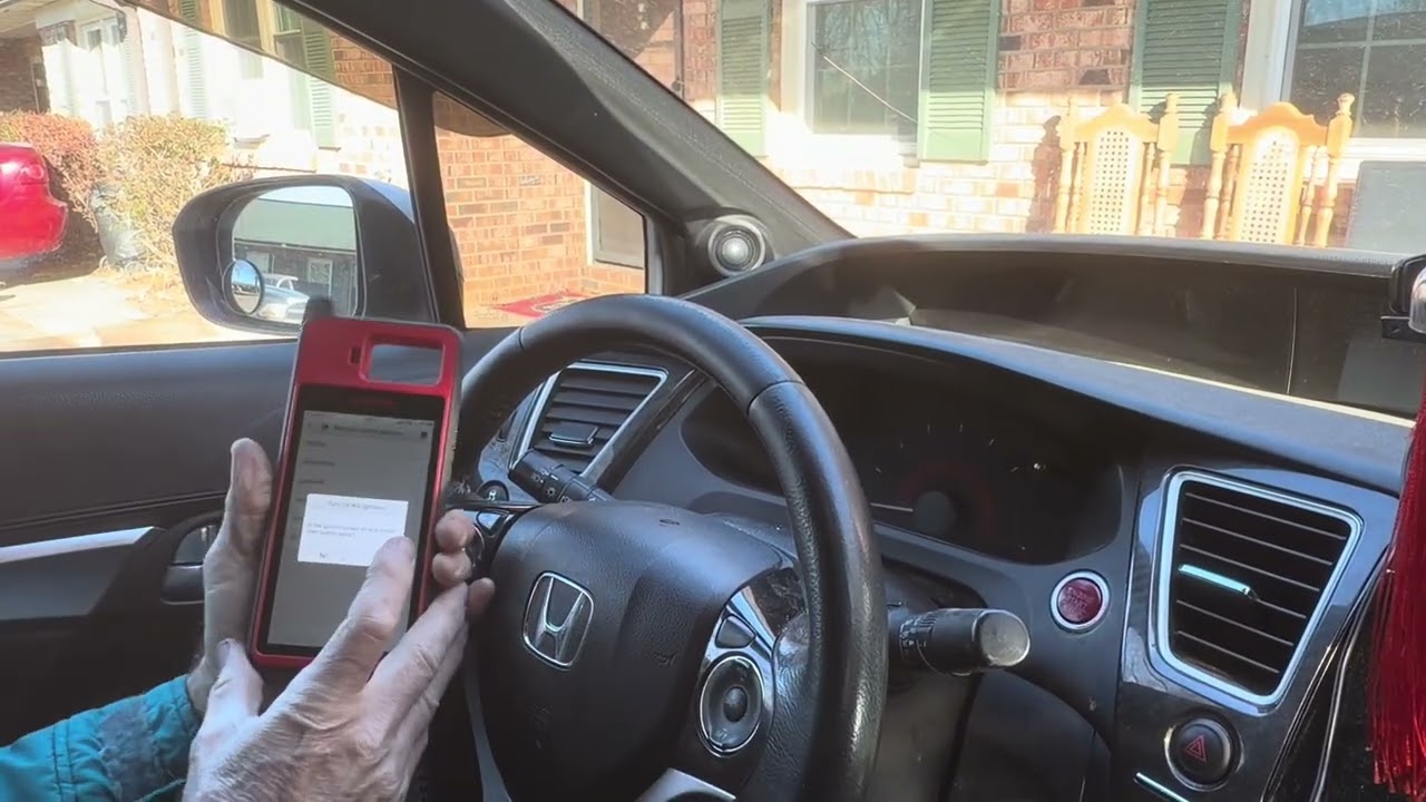 Honda Civic 2015 года — запуск двигателя кнопкой.