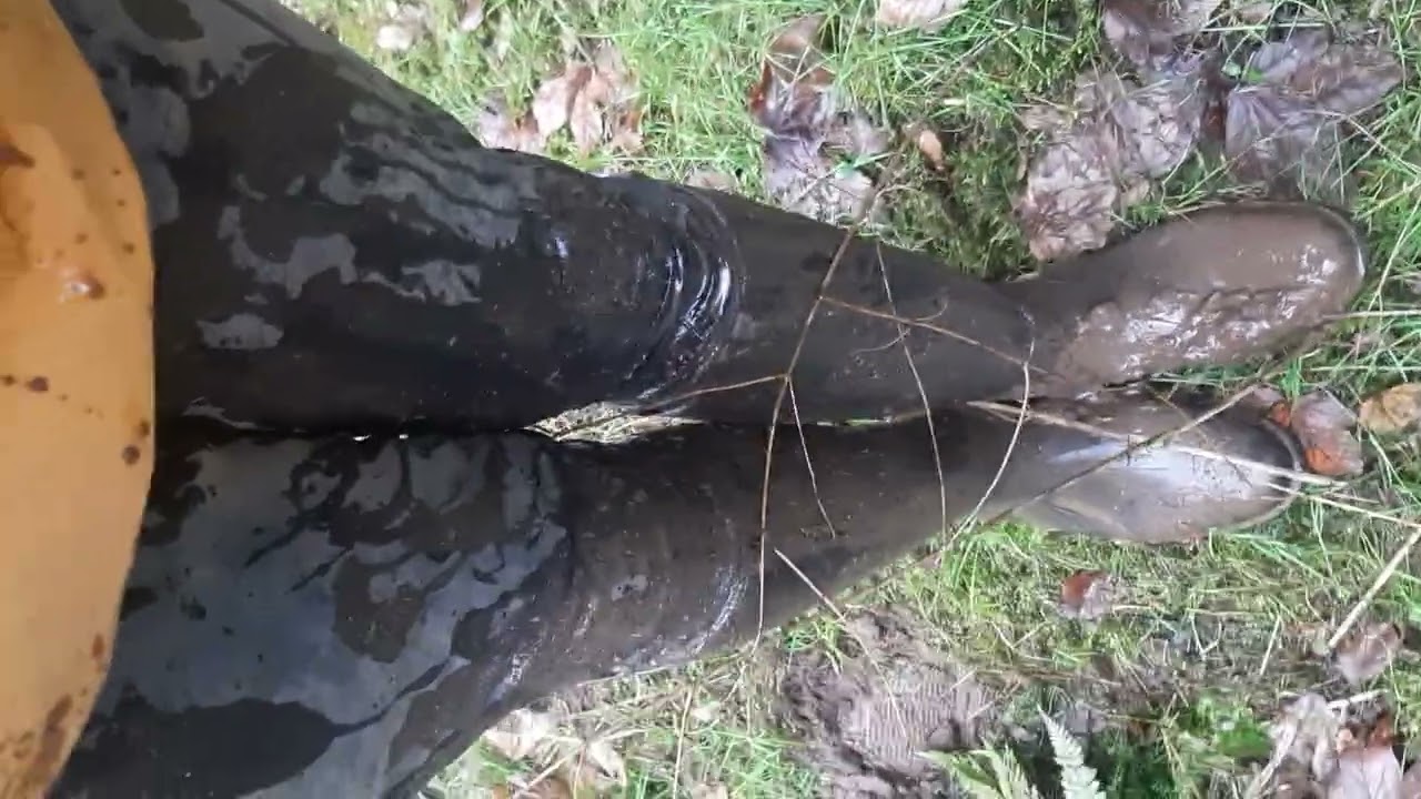 Neuer Spaziergang in Gummireitstiefeln im Wald durch den Matsch.