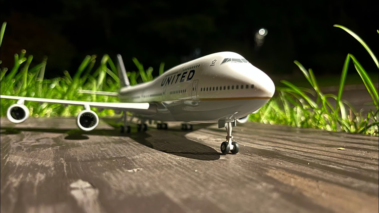 Skymarks United Boeing 747-400 Review (1:200)