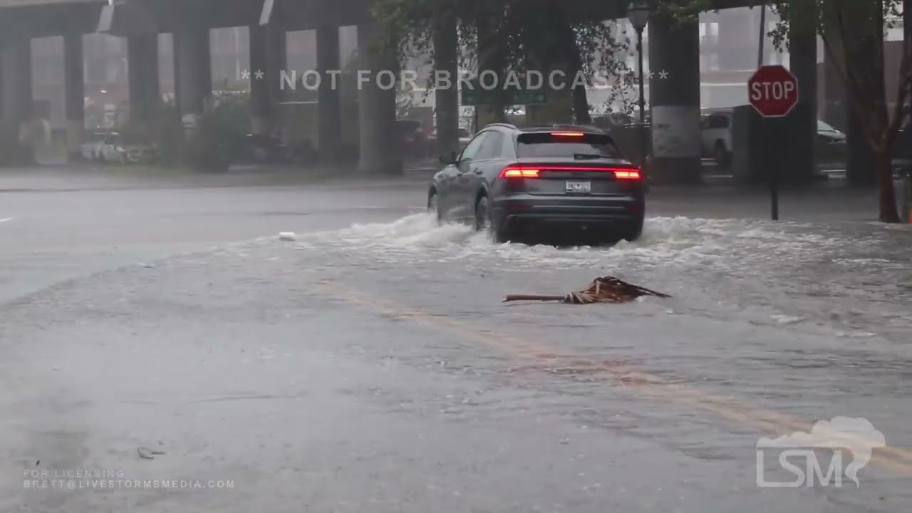 10-01-2022 Charleston, SC -  Hurricane Ian Brings Flooding Rains and Damaging Winds