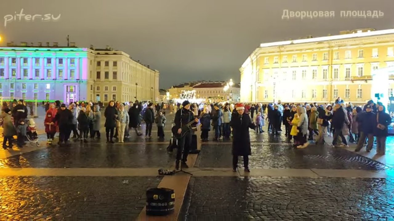 Китаец поëт у ëлки на Дворцовой площади Санкт-Петербурга @piter-su piter.su