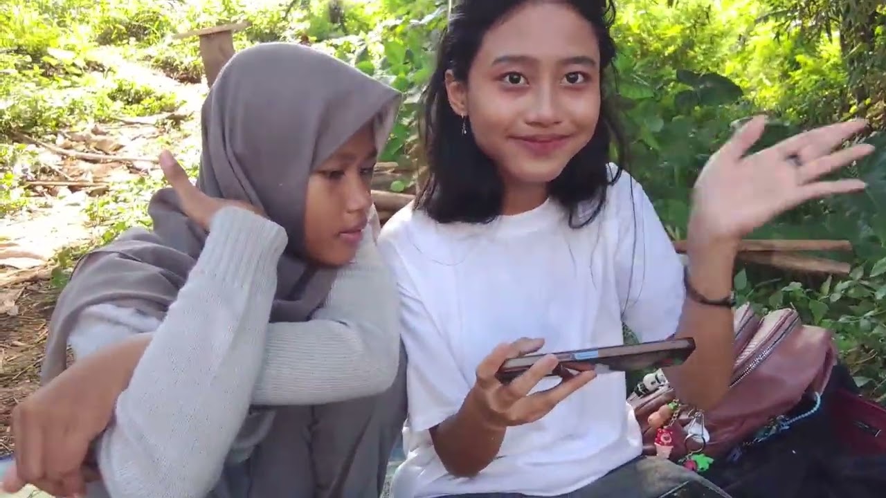 Masih vidio lanjutan saat.di kampung suami,Makan bersama di bawah pohon bambu.