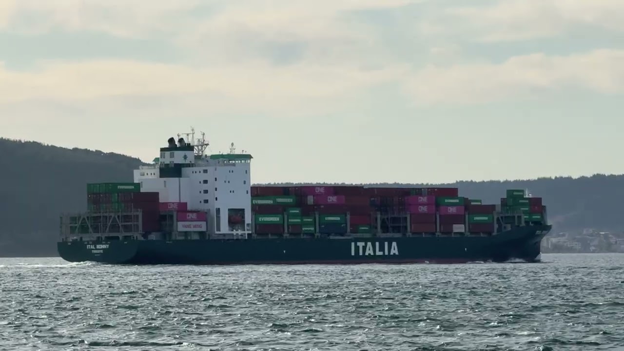 Containerschiff ITAL BONNY in der Meerenge der Dardanellen auf dem Weg von Piräus nach Izmit