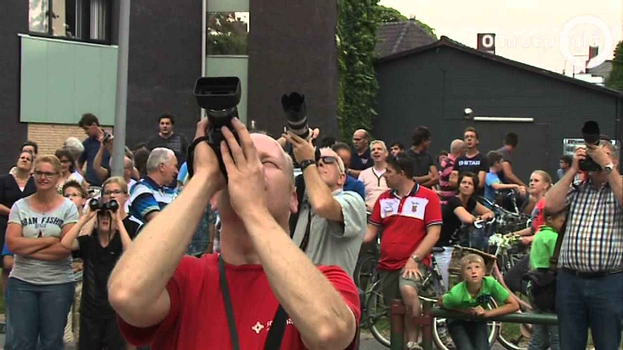 Bijenvolk met succes van kerktoren Ochten gehaald