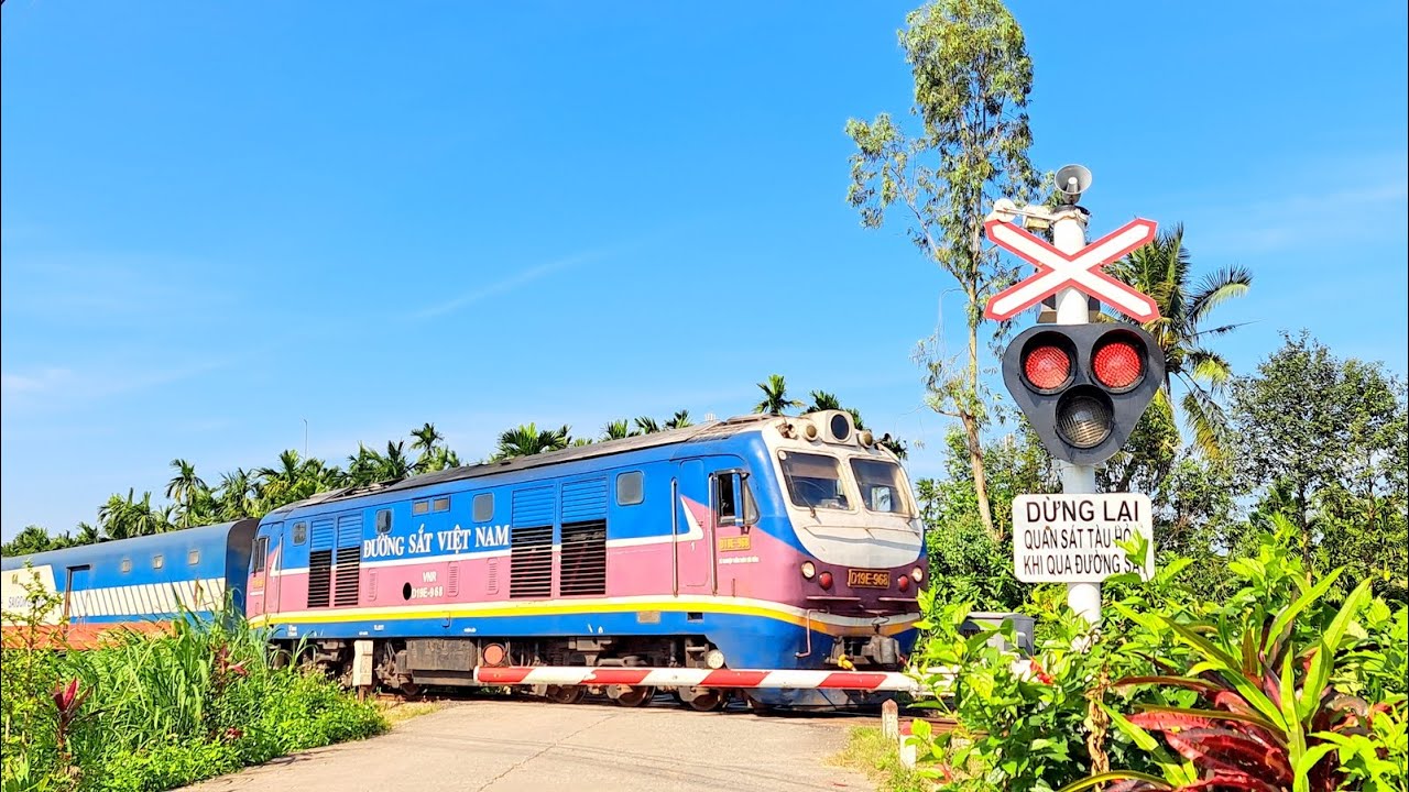 Vietnam Train 2026 - Amazing Diesel Train - Beautiful Train Horns