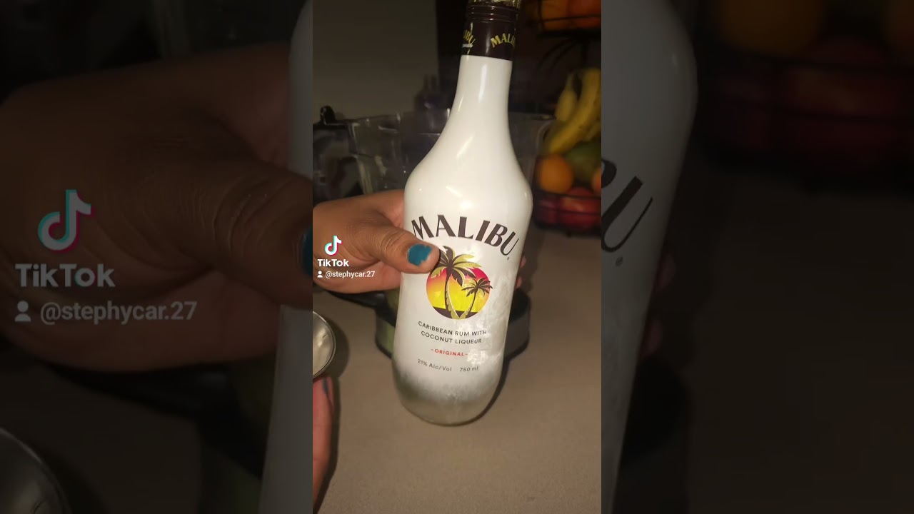 Pi&ntilde;a colada facil y r&aacute;pido 🍍🥥🤤 #pi&ntilde;acolada #malibu #parati #viral
