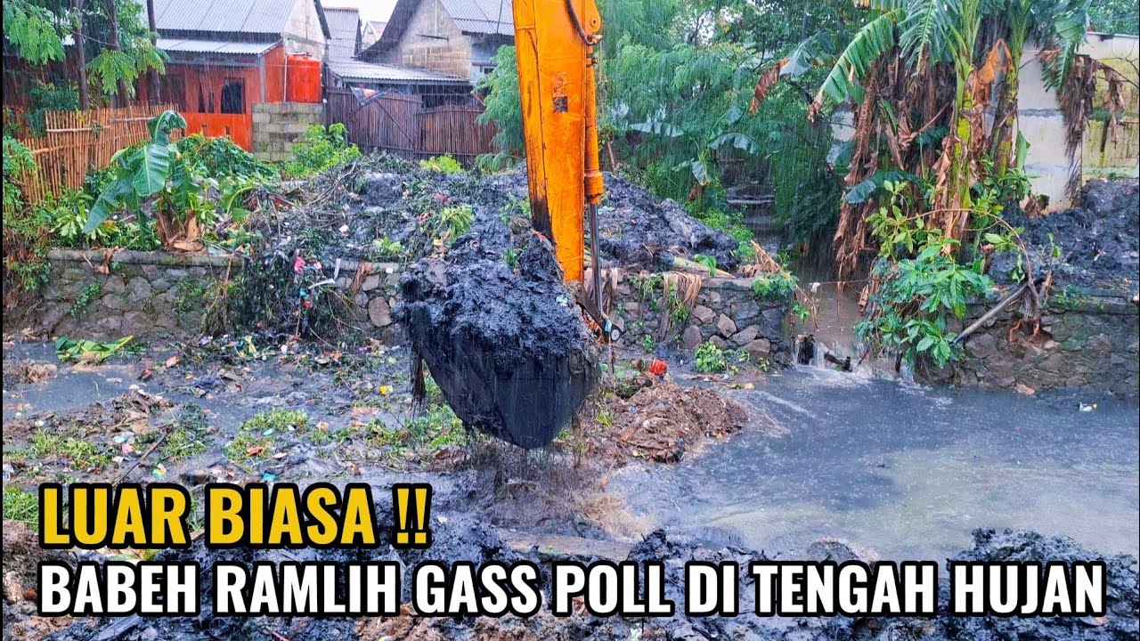 KERUKAN GACOR BABEH RAMLIH BERSIHKAN LUMPUR YANG GAK KARUAN DI TENGAH HUJAN ‼️
