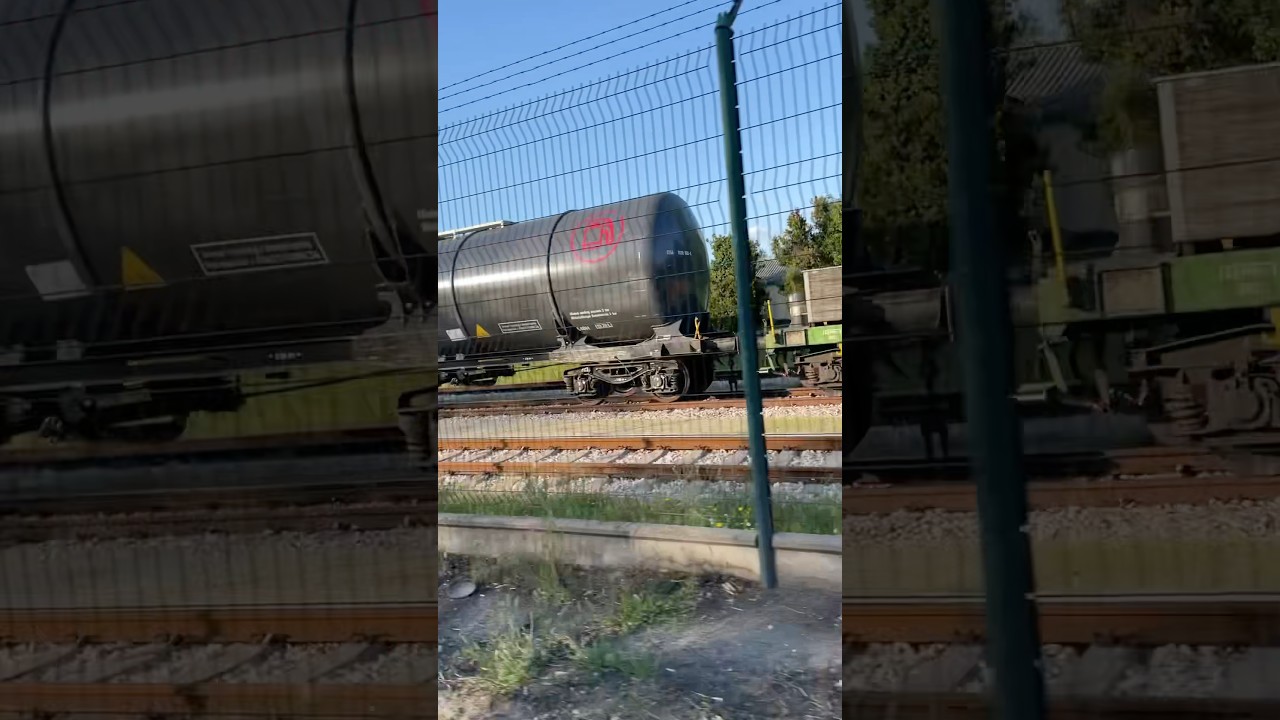 Szokatlan szerelv&eacute;ny a ferihegyi iparv&aacute;g&aacute;nyon a kisiklott tart&aacute;lykocsival a v&eacute;g&eacute;n #train