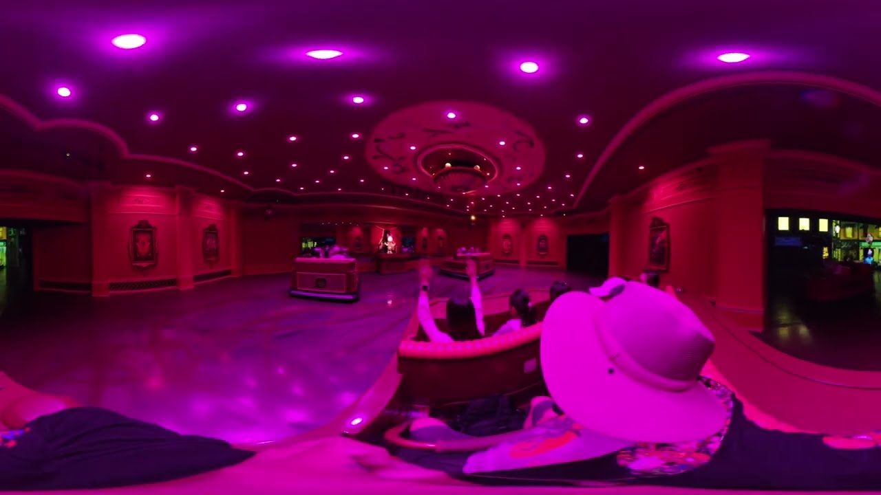 Mickey & Minnie's Runaway Railway 8K 360° @ Disneyland Resort