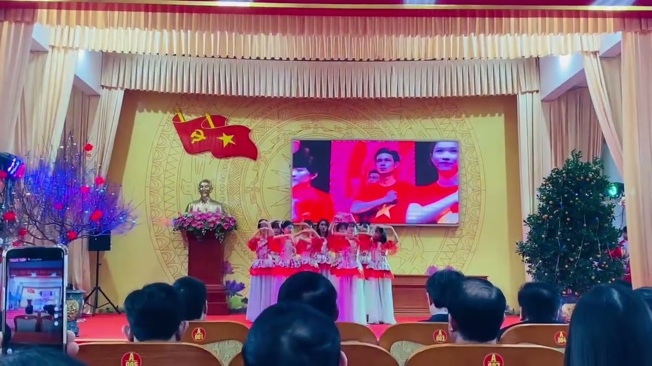 Cô trò trường TH & THCS Trần Đức Thông-Hồng Minh- Hưng Yên, mừng Đảng, mừng Xuân mừng ĐN đổi mới!