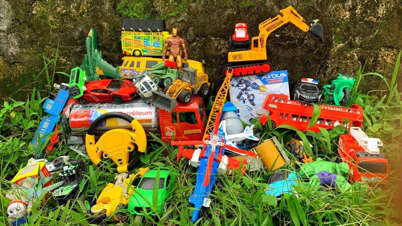 Mencari Mainan Mobil Balap, Mobil Polisi, Truk Molen, Truk Tangki, Mobil Ambulance, Excavator Beko