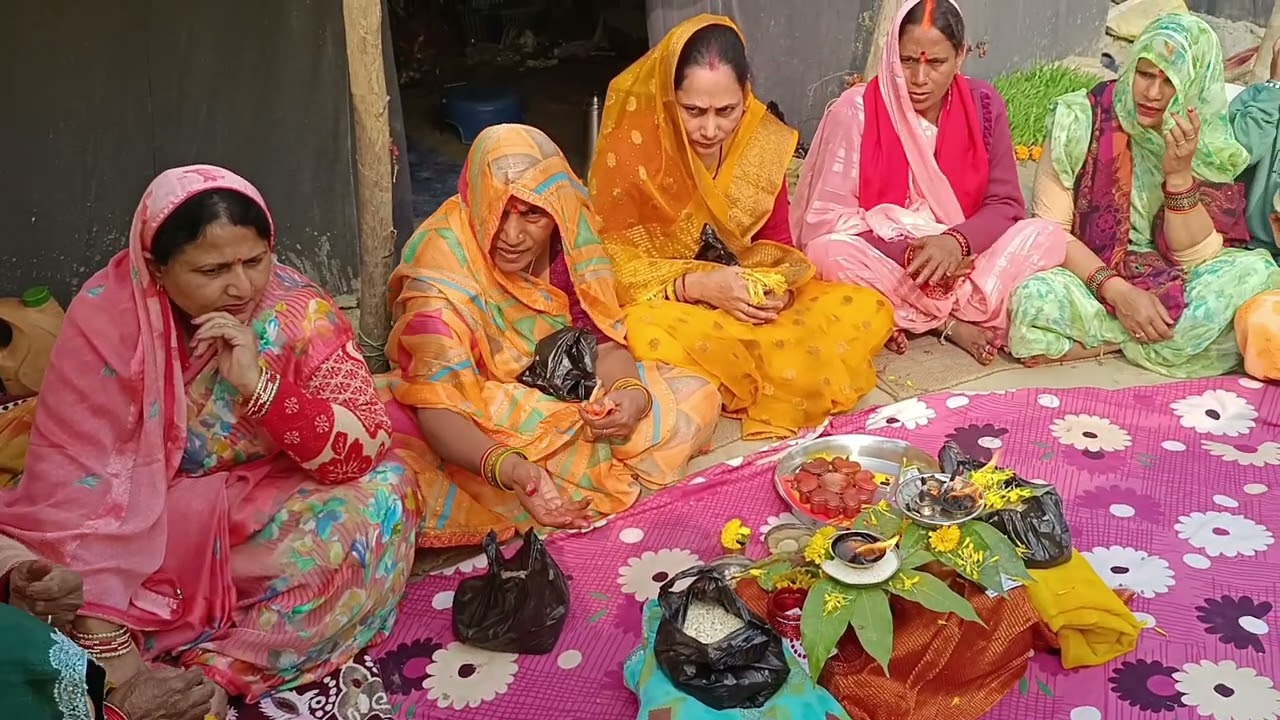 भीख मांग रही एक सुहागन ये पूजा है 7 या 14 सुहागन  इससे सारे दुख दूर हो जाता है कोई कष्ट कट जाते हैं👏