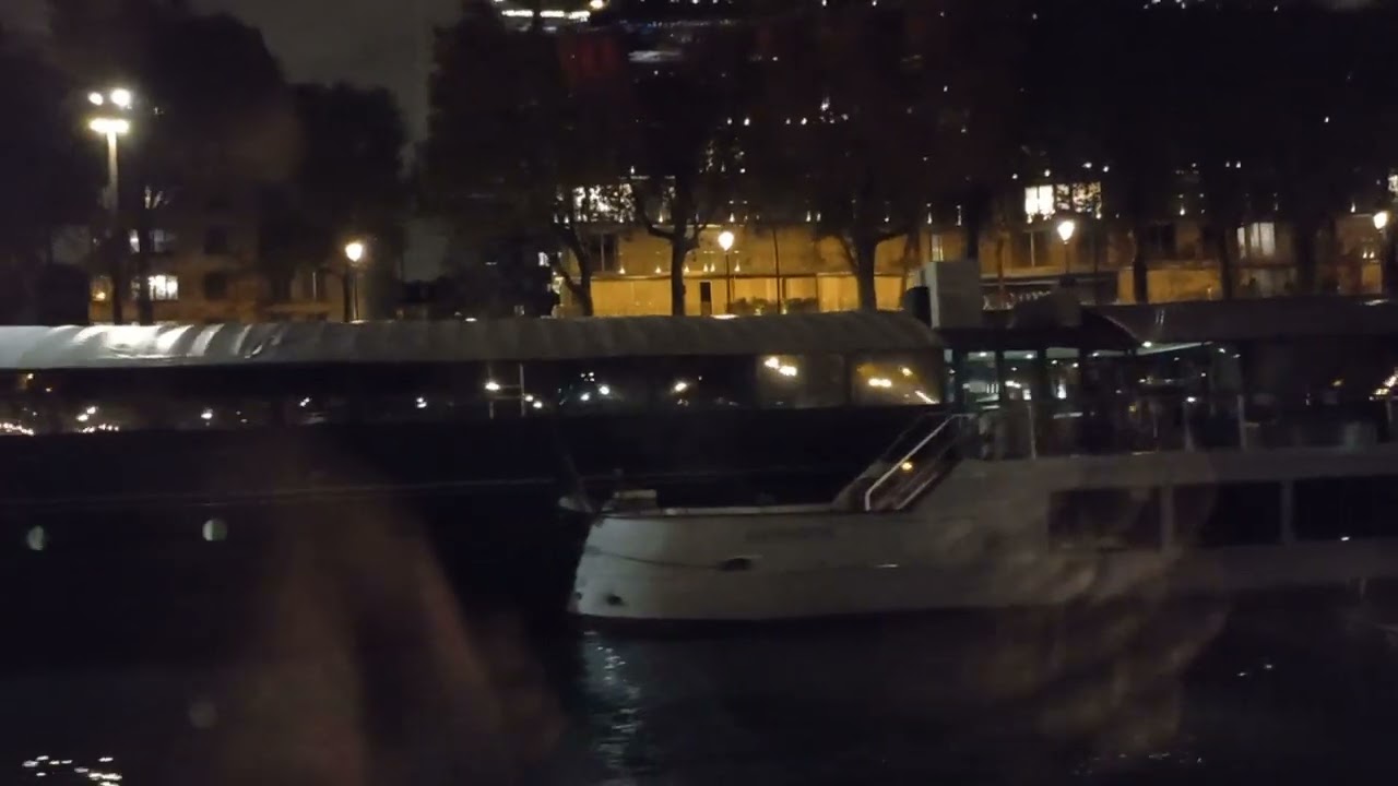 Cenando sobre el río en París 20221115 215032 @díasvividos-k9v #paris #seine #traveltips #france