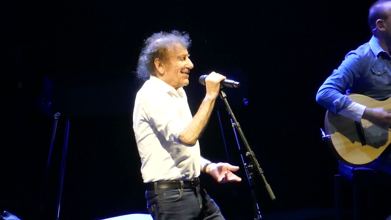 Alain Souchon "L'anecdote de la chemise bleue" puis 'Le Baiser' @ Nuits de Fourvière Lyon 24/6/2024