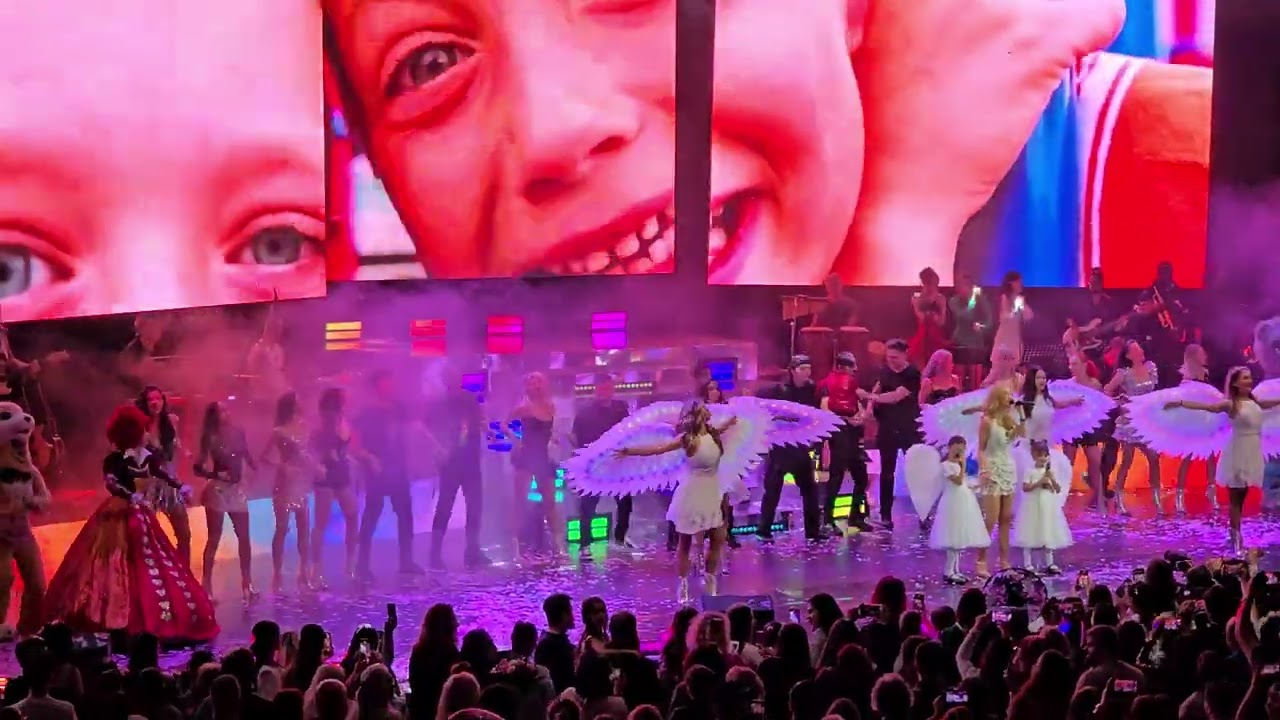 Andreea Bălan cu fetițele pe scena Sălii Palatului - 