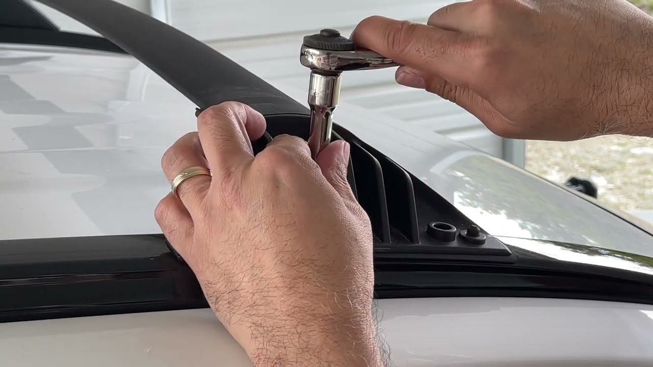 RAV4 Cross Bar Removal   4K